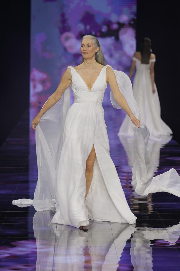 Su directora creativa, Alessandra Rinaudo, ha demostrado que hay cabida en sus diseños para todo tipo de novias. Desde las que prefieren el corte sirena hasta las más románticas con diseños princesa. 