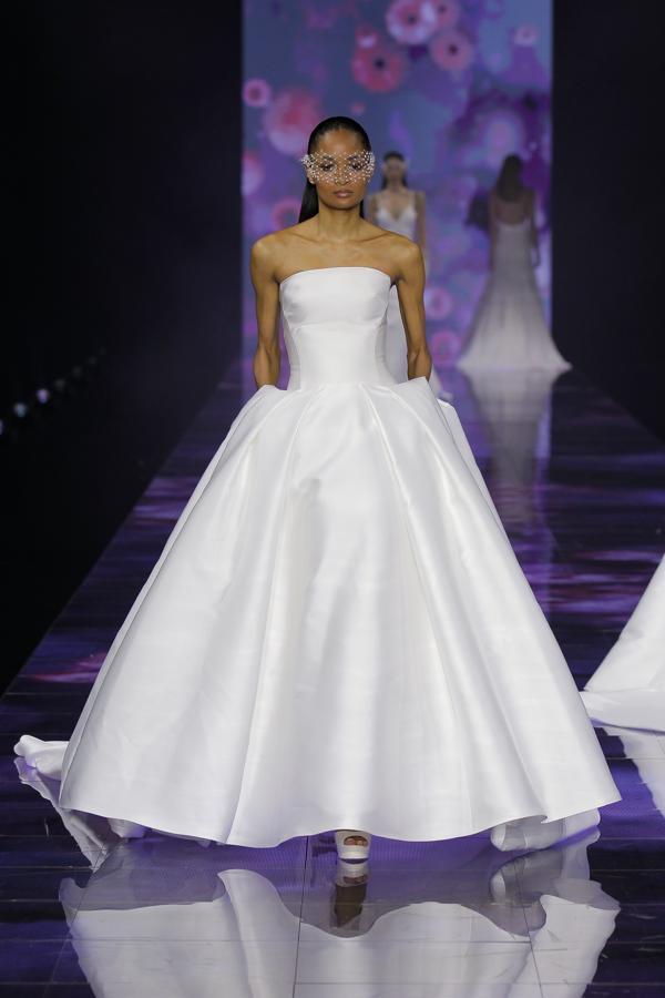 Los elementos más vistos dentro de la colección son los tejidos ligeros o las pedrerías. Aunque los motivos florales son de alta relevancia en múltiples de los vestidos. Sin duda alguna, una apuesta perfecta para todos los mercados que abarcan desde el buque insignia nupcial español.