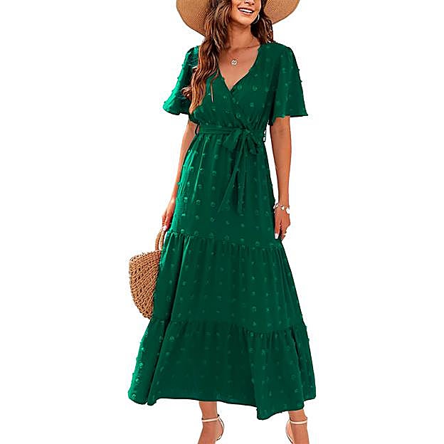 Vestido verde con detalle de plumeti de Amazon.