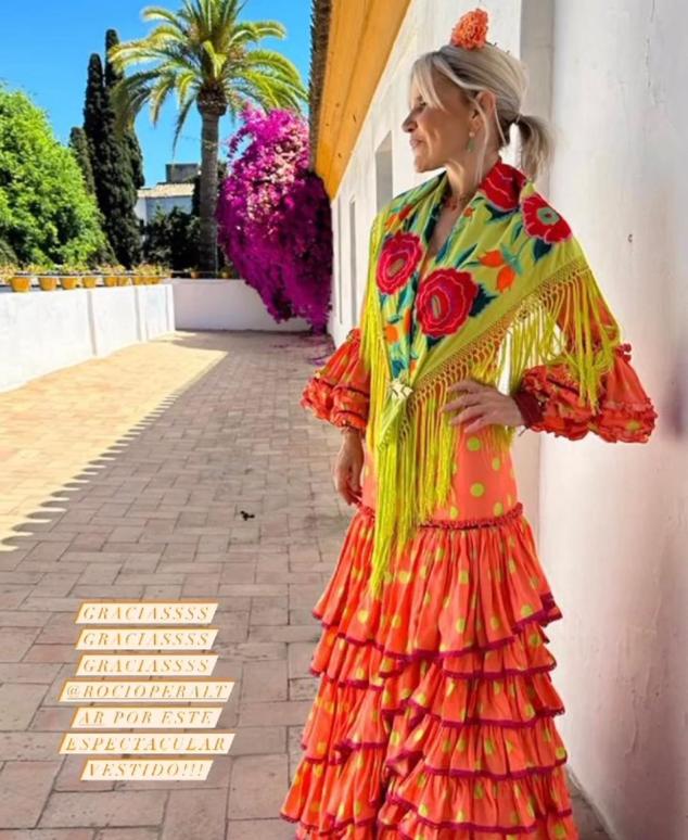 Fiel a su estilo colorido y atrevido, Eugenia Martínez de Irujo se decantó por este diseño en tonos fluor de Rocío Peralta.