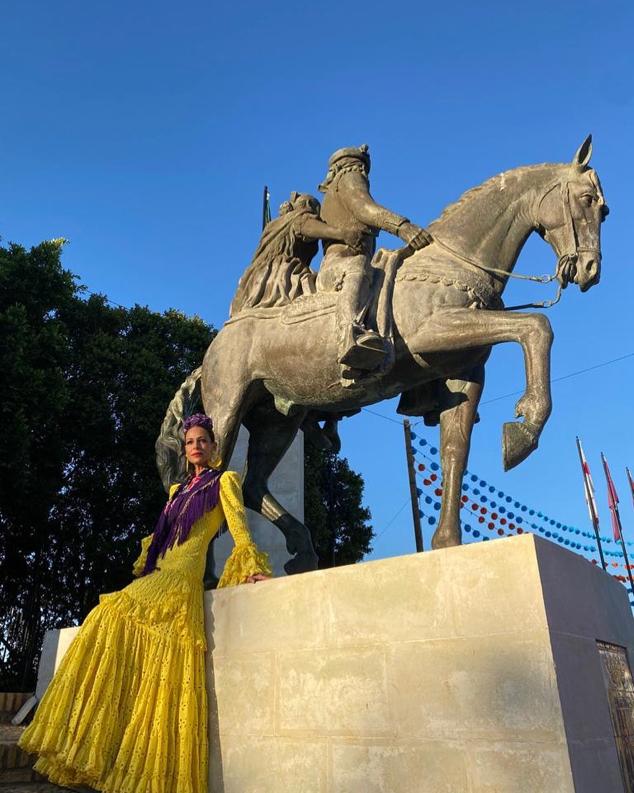 Eva González, fiel a la cita, deslumbró con este vestido amarillo y complementos en morado de Pilar Vera.