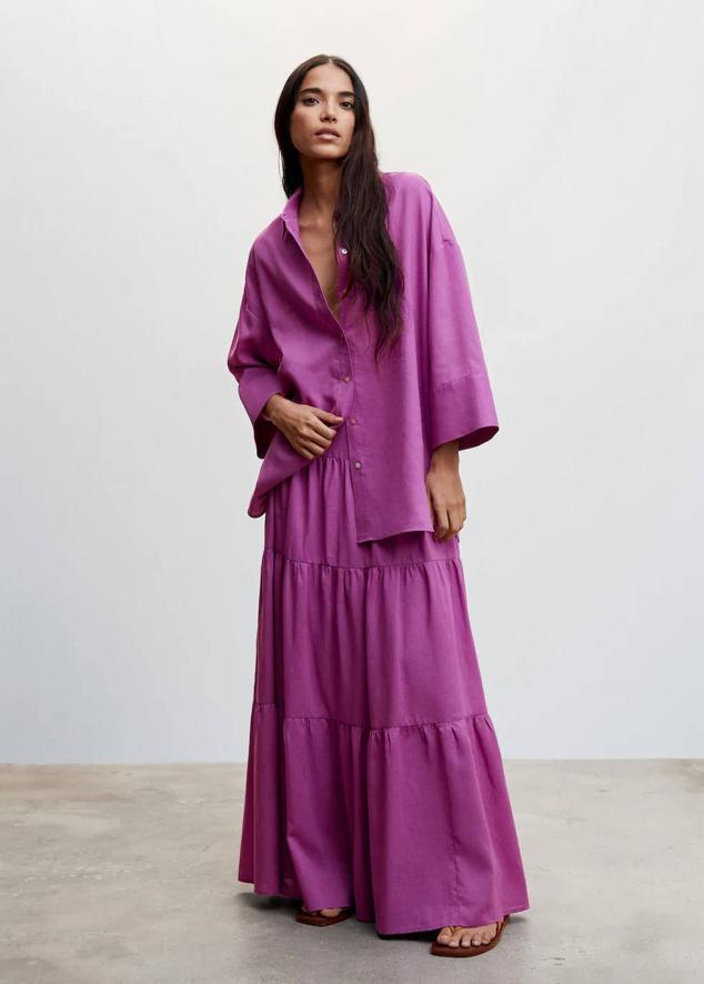 Falda larga en tejido de ramio y algodón con tiro alto y volantes, tono morado, de Mango. Consíguela por 39,99 euros.