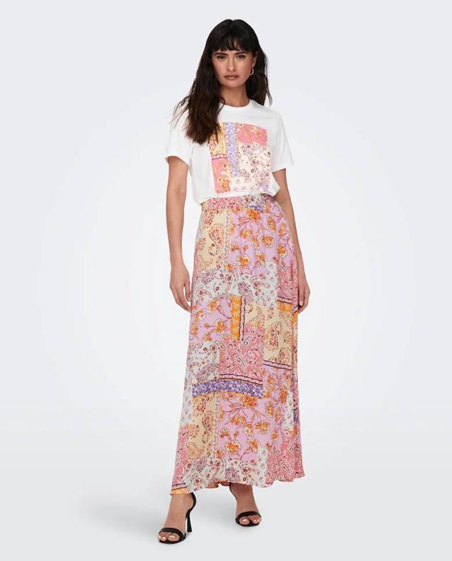 Falda larga en tejido fluido con tiro alto, cintura elástica y estampado patchwork multicolor, de Only. Cómprala en El Corte Inglés a 36,99 euros.