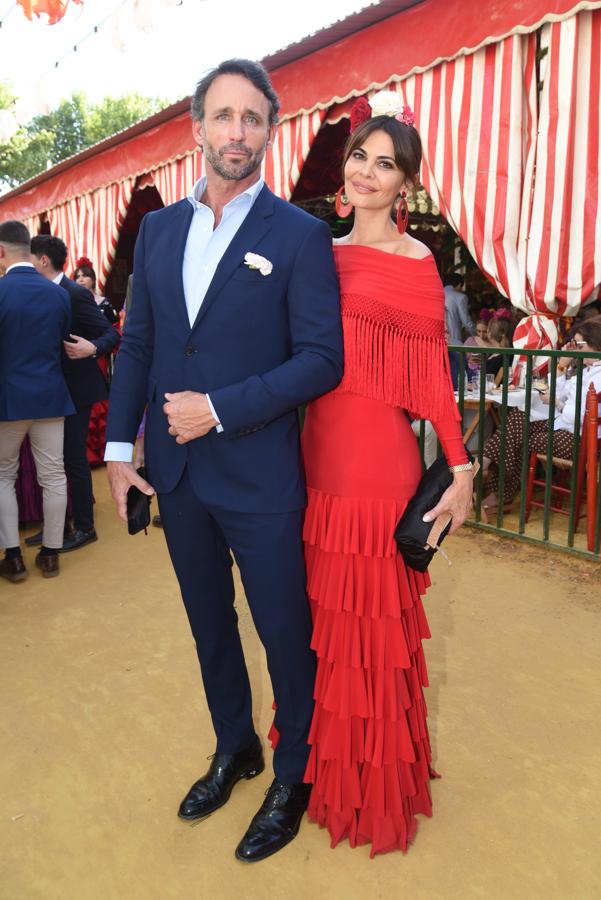 María José Suárez deslumbró de rojo de José Hidalgo junto a Álvaro Muñoz Escassi.