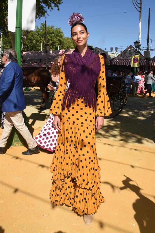 La modelo Rocío Crusset fue de las más elegantes con este diseño en color mostaza.