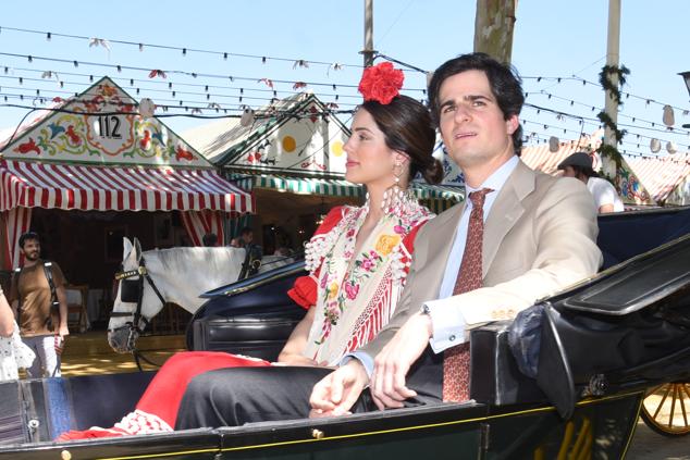 Sofía Palazuelo paseó por la feria junto a su marido, Fernando Fitz-James Stuart y Solís, y lució un look de flamenca rojo.