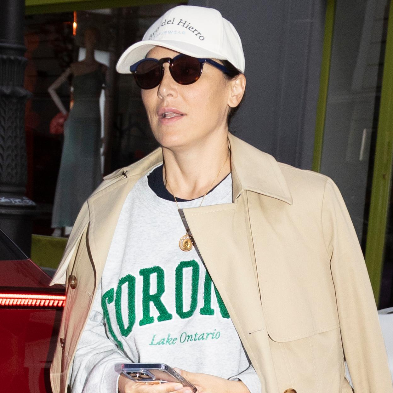 Tamara Falcó intenta pasar desapercibida con gafas de sol y gorra.