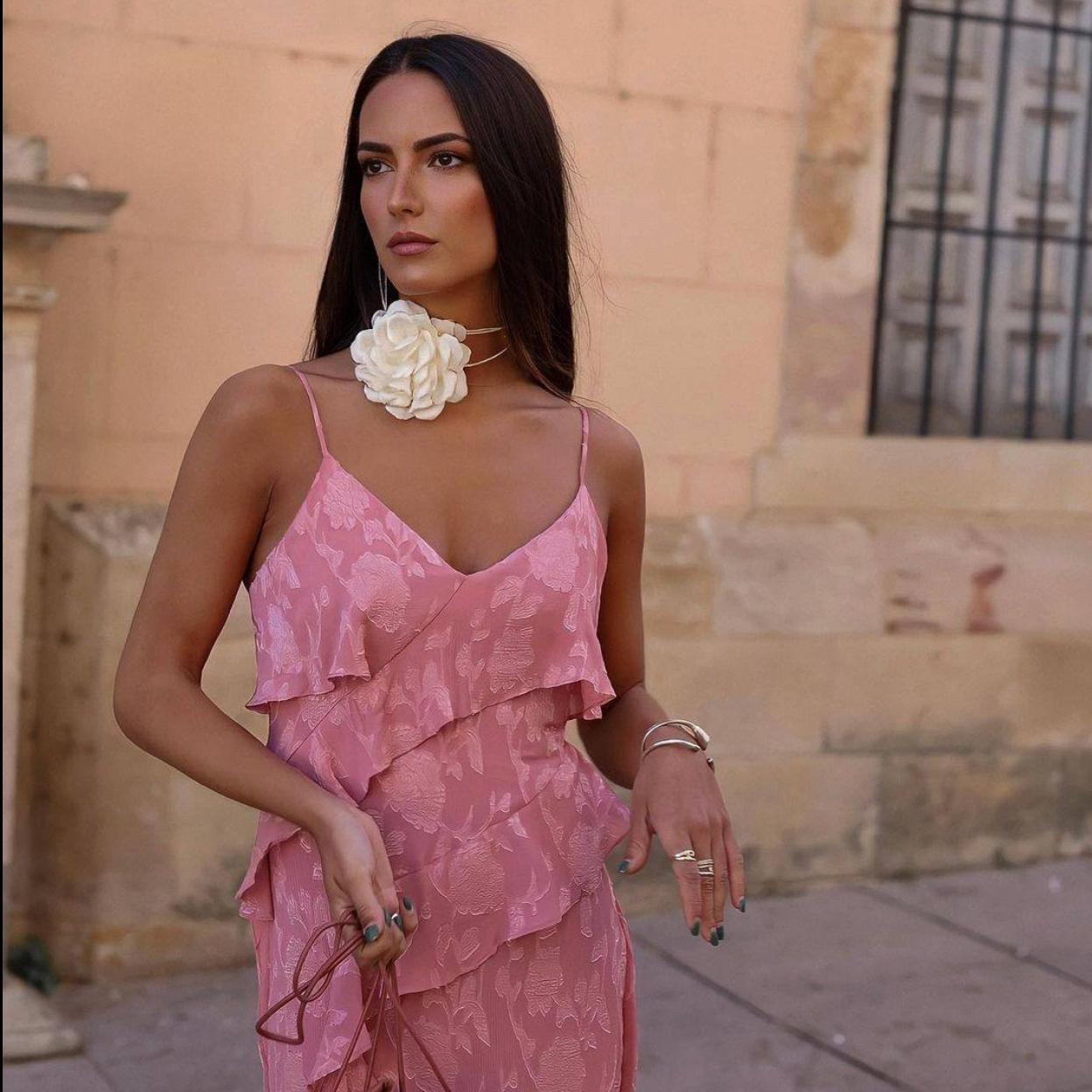 La influencer lleva el vestido de volantes viral de Zara