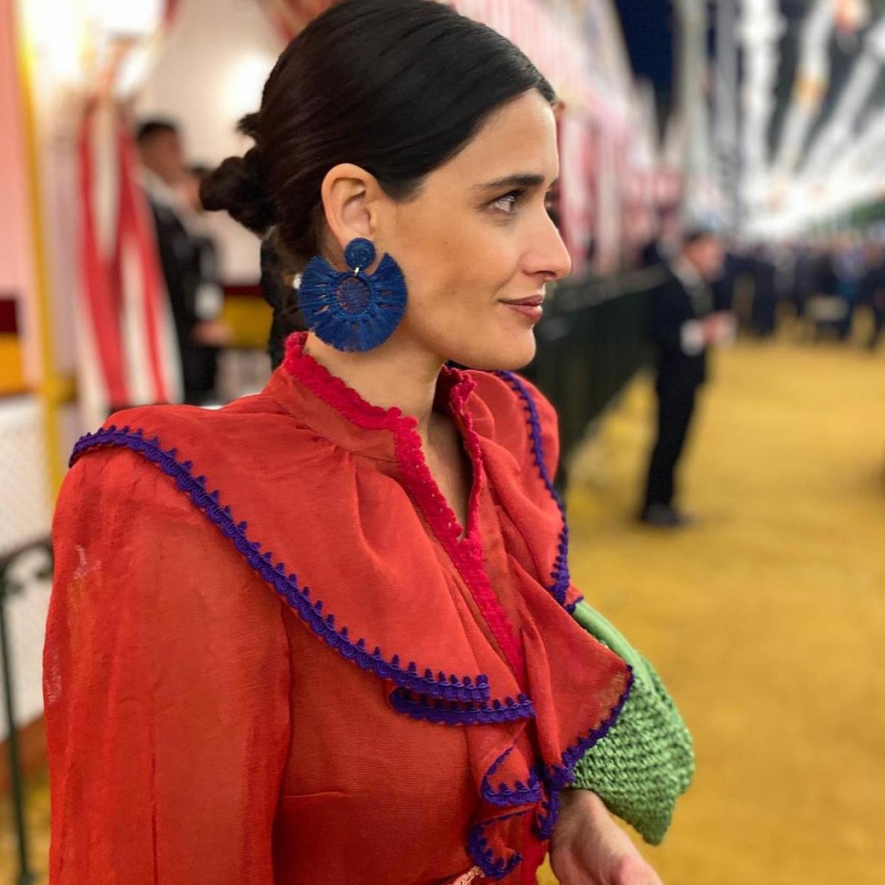 La diseñadora Inés Martín Alcalde con bolso de Mango.