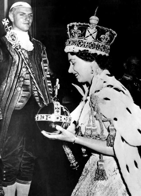 Imagen - La reina Isabel II con el cetro, la corona y el orbe. 
