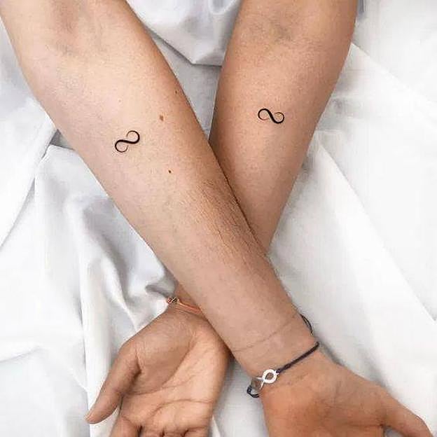 Tatuaje con símbolo de infinito