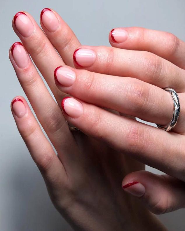 Dale un toque más original al diseño de uñas más elegante, como es la  manicura francesa , poniendo las líneas de las puntas en color rojo.