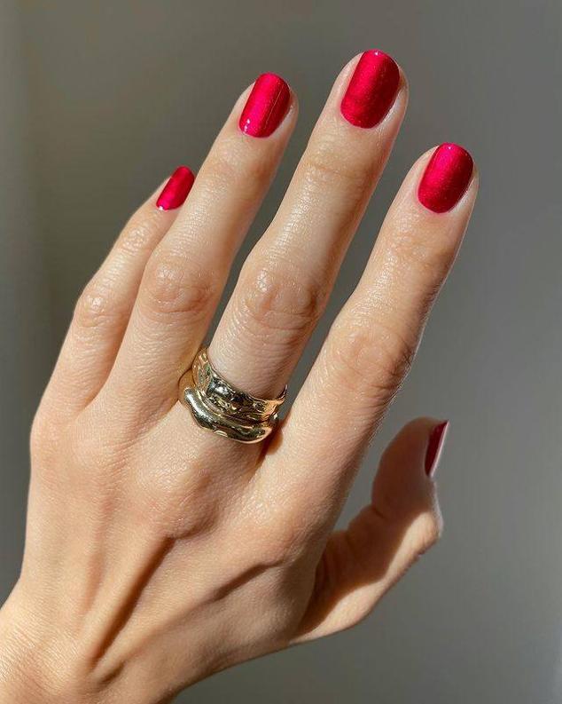 Renueva la clásica manicura de uñas rojas con un esmalte con acabado metalizado que aporte un efecto más brillante.