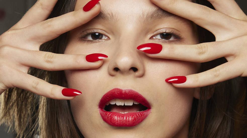 Modelo con manicura de uñas rojas