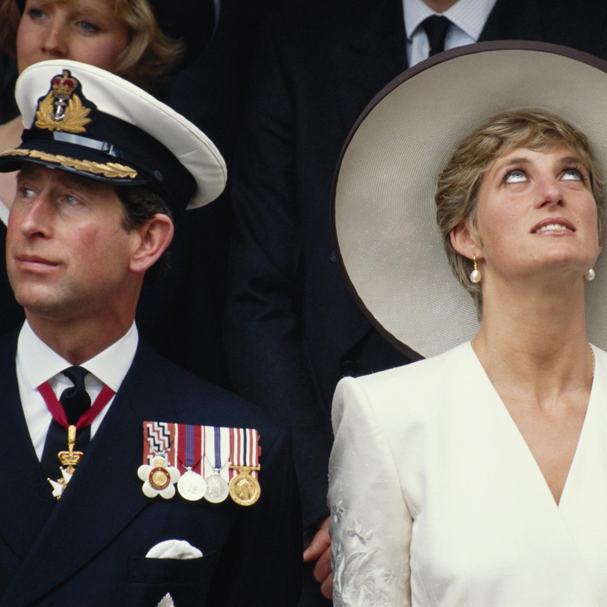 Carlos de Inglaterra jamás miró en la misma dirección que Diana de Gales, aunque ahora intente imitar su naturalidad para conseguir su popularidad. 