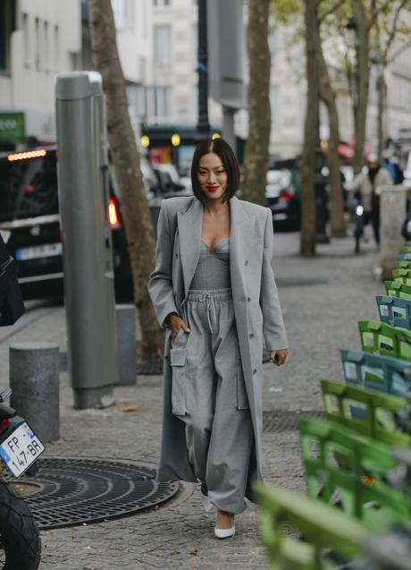 Imagen - Una mujer con pantalones cargo holgados. Foto: Launchmetrics Spotlight.