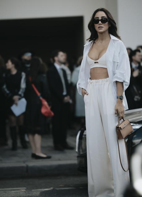 Imagen - Una mujer con pantalón blanco palazzo. Foto: Launchmetrics Spotlight.