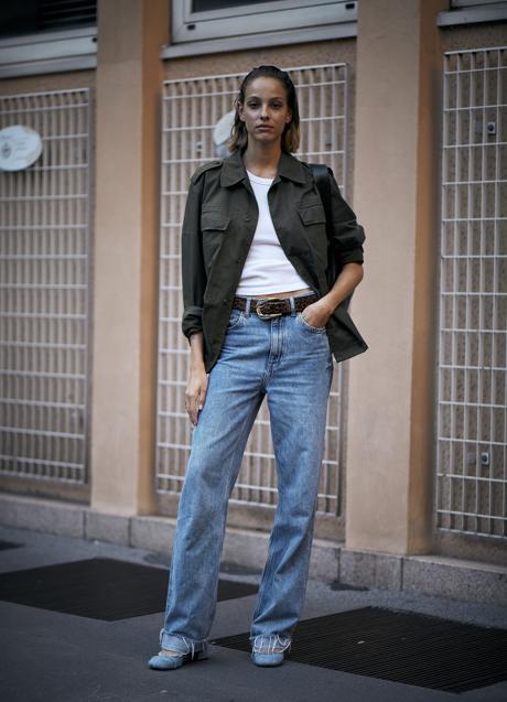 Imagen - Una mujer con pantalones vaqueros estilo wide leg. Foto: Launchmetrics Spotlight.