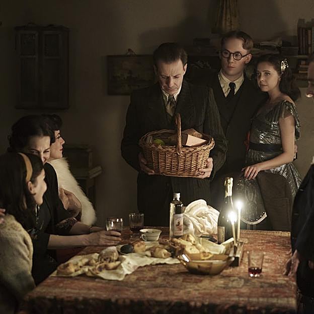 El reparto de la nueva serie histórica sobre Anna Frank.