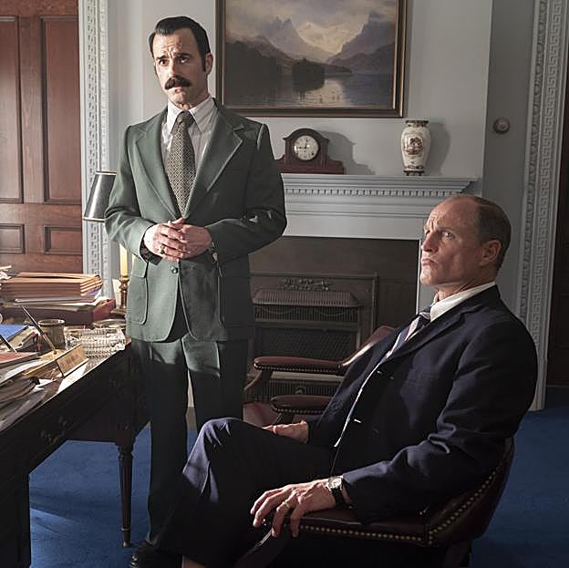 Justin Theroux y Woody Harrelson en una imagen de la sátira política de HBO Max. 