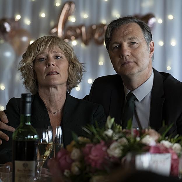 A la derecha, David Morrisey, protragonista de Sherwood.