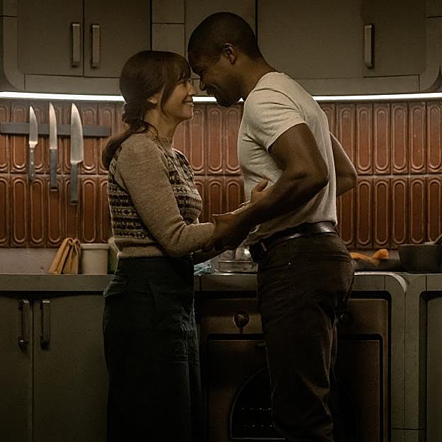 Rashida Jones y David Oweloyo en un fotograma de Silo