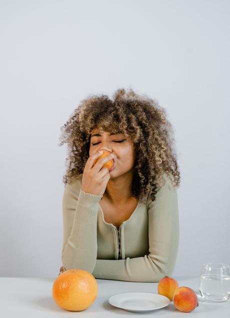 Imagen - Mujer comiendo fruta/PEXELS