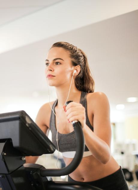 Imagen - Mujer entrenando/PEXELS