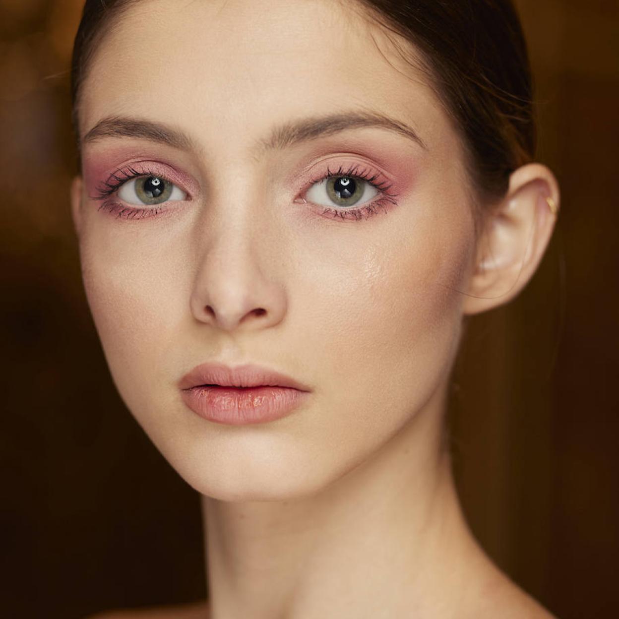 Modelo con maquillaje de ojos verdes