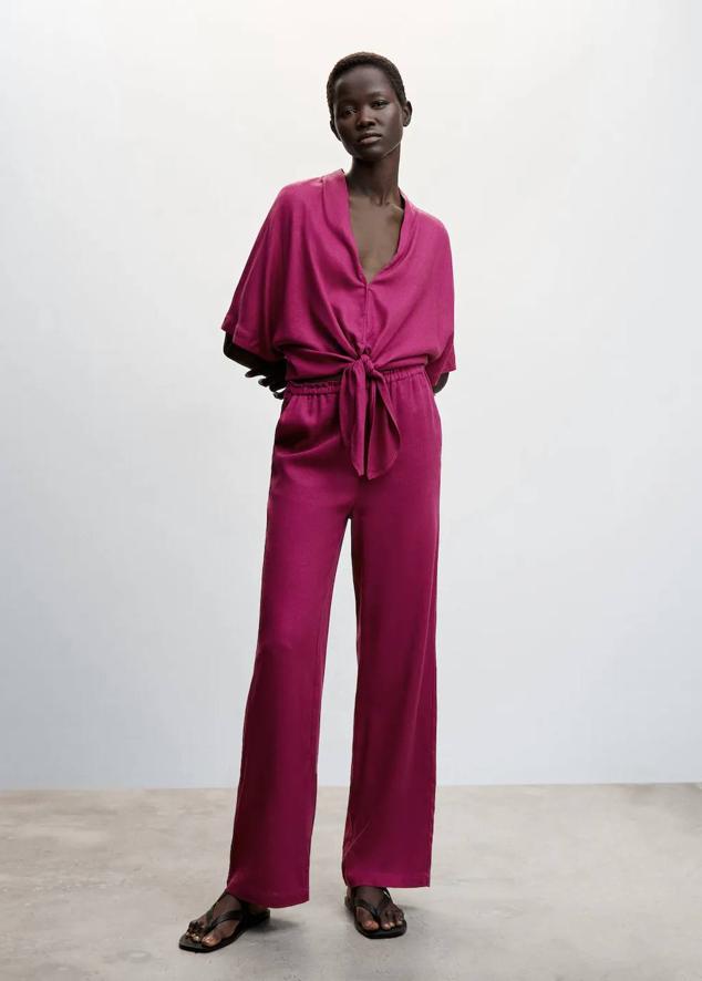 Pantalón en tejido mezcla de lino con cintura elástica, pernera ancha y bolsillos, tono violeta, de Mango. Está disponible a 39,99 euros.