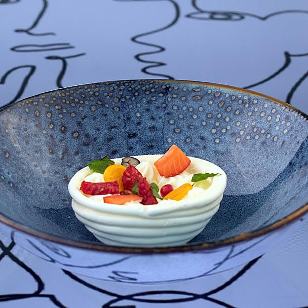 Pavlova rellena de crema de absenta y frutas, del menú Picasso en el Palace. 