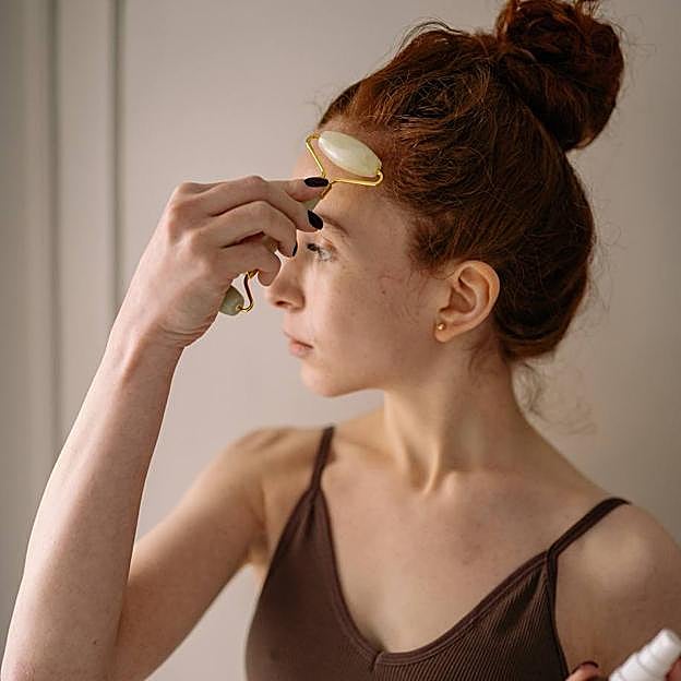 Masaje facial con rodillo de jade