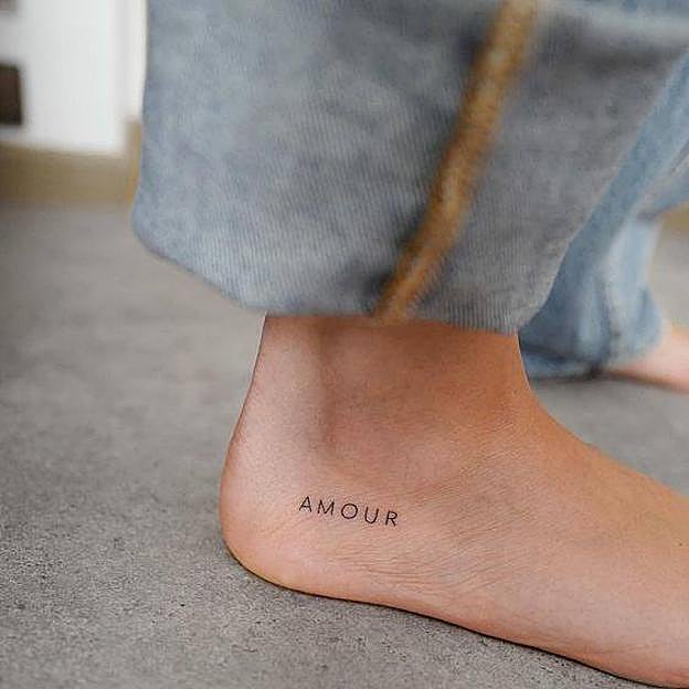 Tatuaje pequeño con palabra Amour