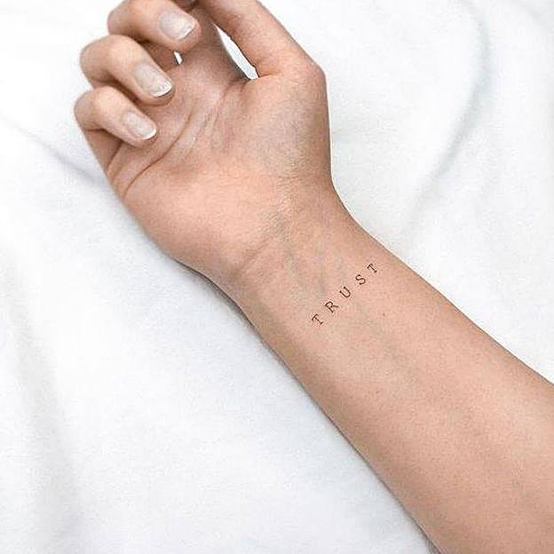 Tatuaje con palabra Trust