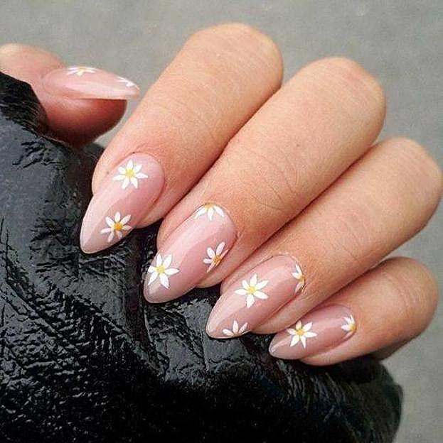 Diseño bonito de uñas de porcelana con dibujo de flores