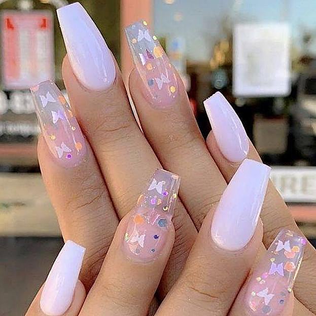 Uñas de porcelana con dibujos de mariposas