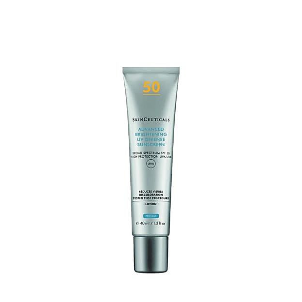 Protector solar Advanced Brightening UV Defense SPF50 de SkinCeuticals (51,50 euros).