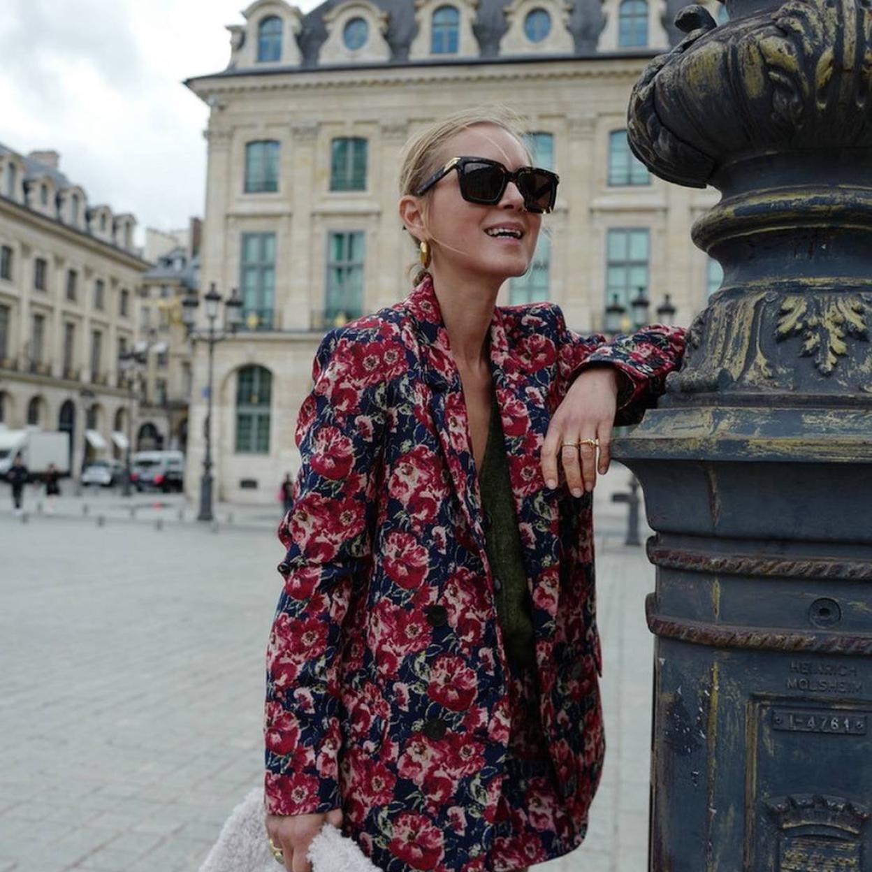 La influencer lleva una blazer estampada