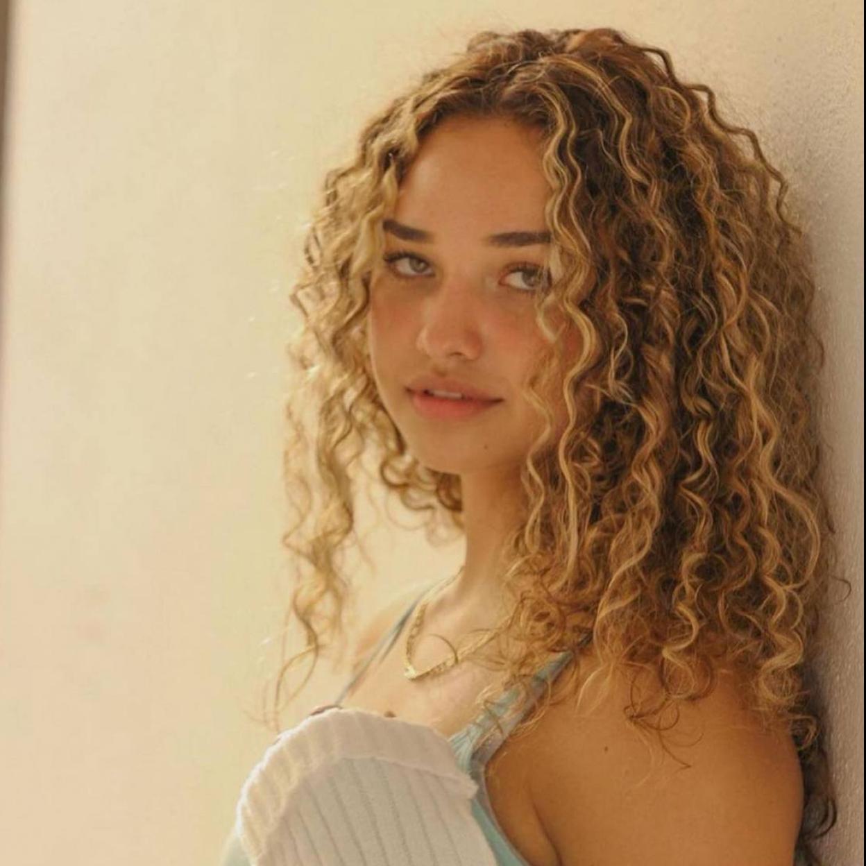 Modelo con pelo rizado