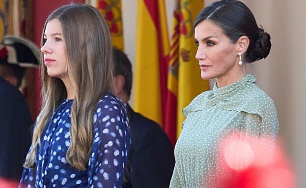 La infanta Sofía, junto a su madre, la reina Letizia, en el desfile del Día de la Hispanidad.