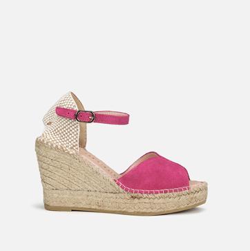 Imagen secundaria 1 - Sandalia de tacón negra de Igi&Co, cuña de esparto en rosa fucsia de Macarena Shoes y sandalia destalonada en amarillo limón, de Hispanitas.