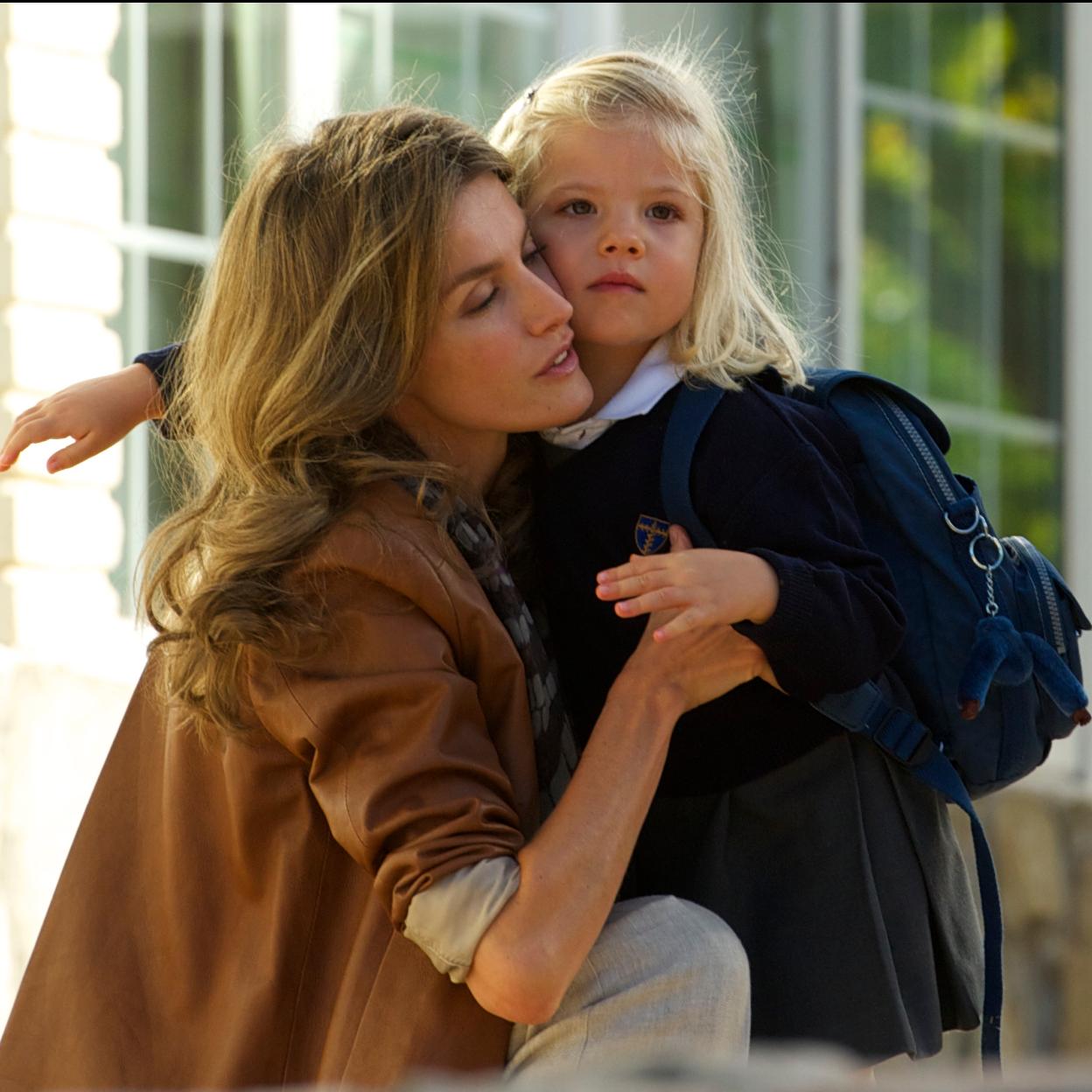 Entrañable imagen de la reina Letizia y la infanta Sofía, el primer día de colegio en Santa María de los Rosales.