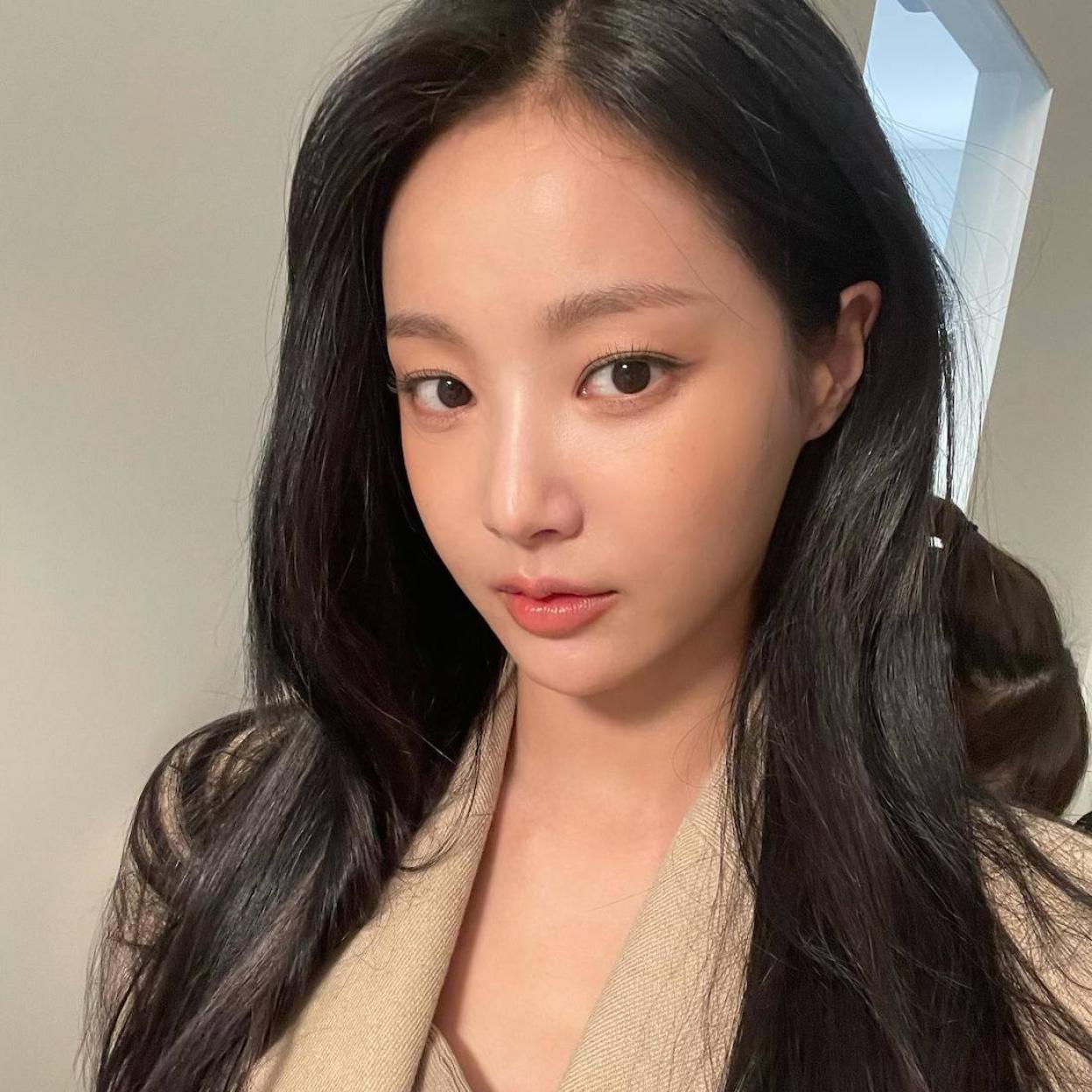 Modelo coreana con piel lisa y sin arrugas