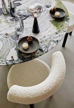 Imagen secundaria 2 - Arriba, mesas auxiliares Screw de Tom Dixon. Abajo, sillas Fat y, sobre la mesa de comedor en mármol, vasos Tank y lámpara Melt Cone. 