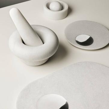 Imagen secundaria 1 - Arriba, mesas auxiliares Screw de Tom Dixon. Abajo, sillas Fat y, sobre la mesa de comedor en mármol, vasos Tank y lámpara Melt Cone. 