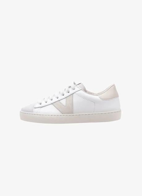 Imagen - Zapatillas blancas de Victoria, 75,90€ (disponibles en Zalando).