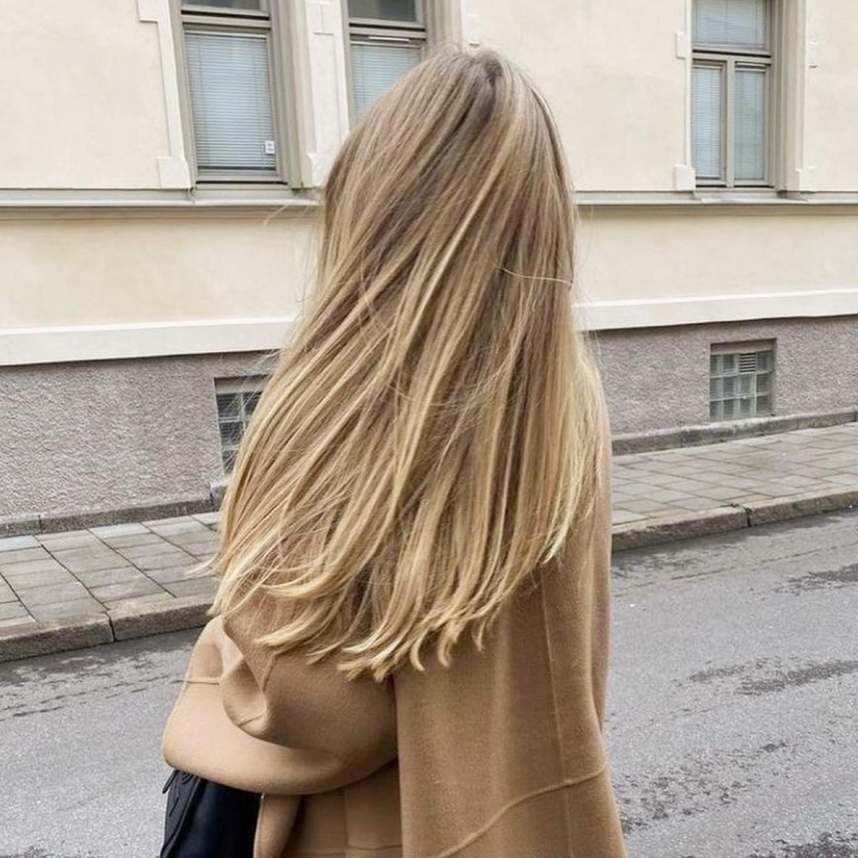 Una mujer con el cabello largo y liso.