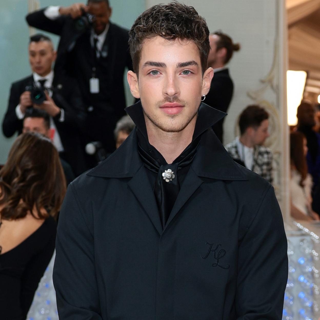 Manu Rios con traje negro firmado por la marca Karl Lagerfeld