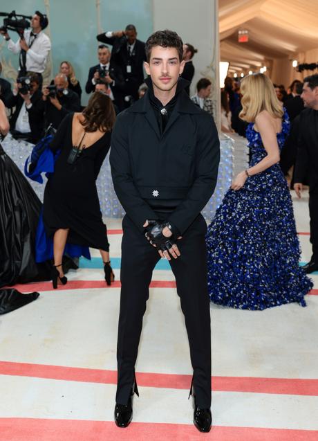 Imagen - El actor Manu Ríos con un estilismo de Karl Lagerfeld en la MET Gala 2023. / GETTY IMAGES