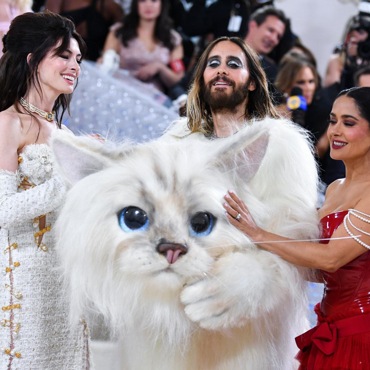 Jared Leto, Salma Hayek y Anne Hathaway disfrutando de la MET Gala 2023